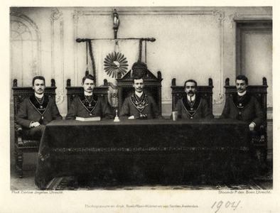 106699 Groepsportret van de senaat van het Utrechtsch Studentencorps (U.S.C.) van het jaar 1904/05: J.M. van Asch van ...